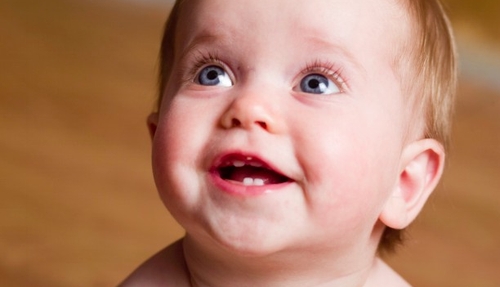 черный налет на молочных зубах у ребенка 