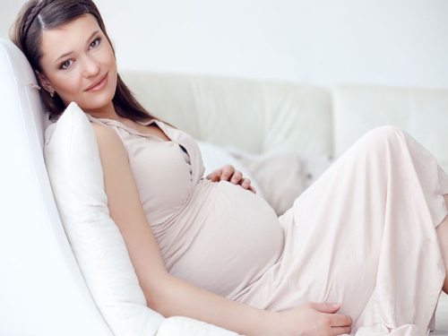 каменеет живот во время беременности 