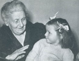 Мария Монтессори с ребенком
