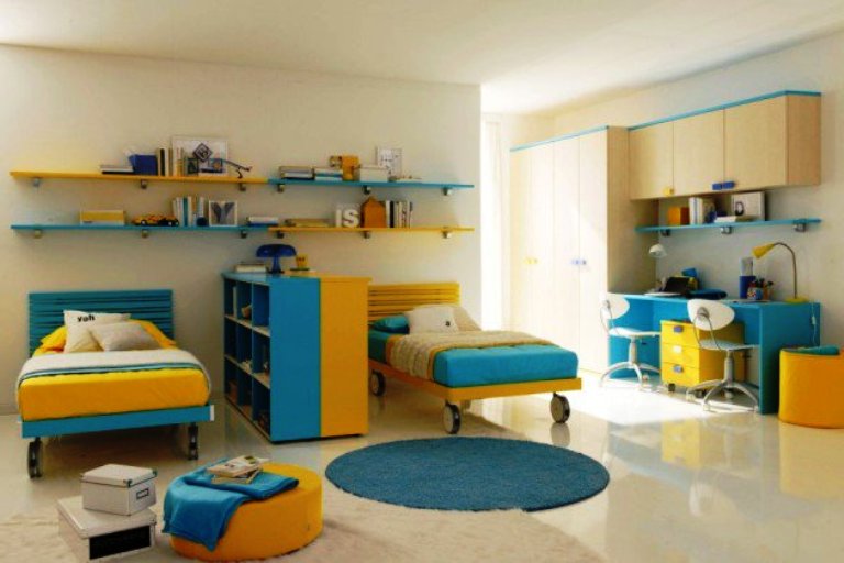 удобная детская комната для двух мальчиков школьников
