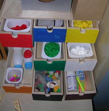 Разноцветные ящички для хранения игрушек