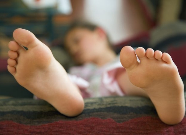 У ребенка мерзнут ноги? Возможные причины