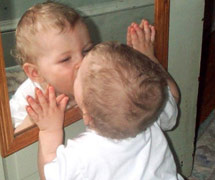Ребенок 2 года перед зеркалом thumbnail